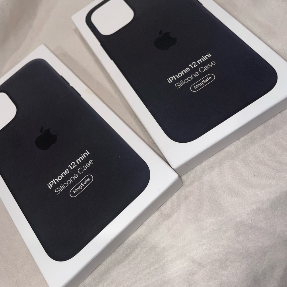 2x BRAND NEW APPLE Silicone
Case For iPhone 12 Mini Black W/
MagSafe